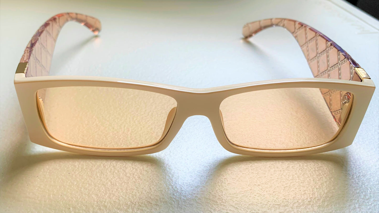 The stylish luxury retro superhot 2022 fashion sunglasses are here! The square frame has a side cross diamond design with a gold plate. The high-quality sunglasses speak for themselves! You MUST grab a pair cause they're going fast!